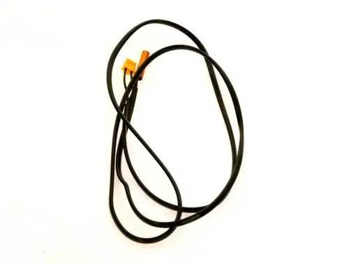 Schwarzes Kabel mit zwei Anschlussstücken, möglicherweise für einen Temperaturfühler von Bosch. Die Drähte sind lose verlegt und weisen eine einfache Struktur auf.